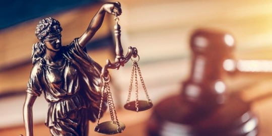 Themis statue and judge hammer